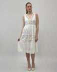 Abito in pizzo con scollo V e balze