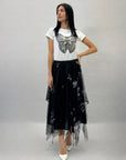 T-shirt in cotone con farfalla ricamata gioielli