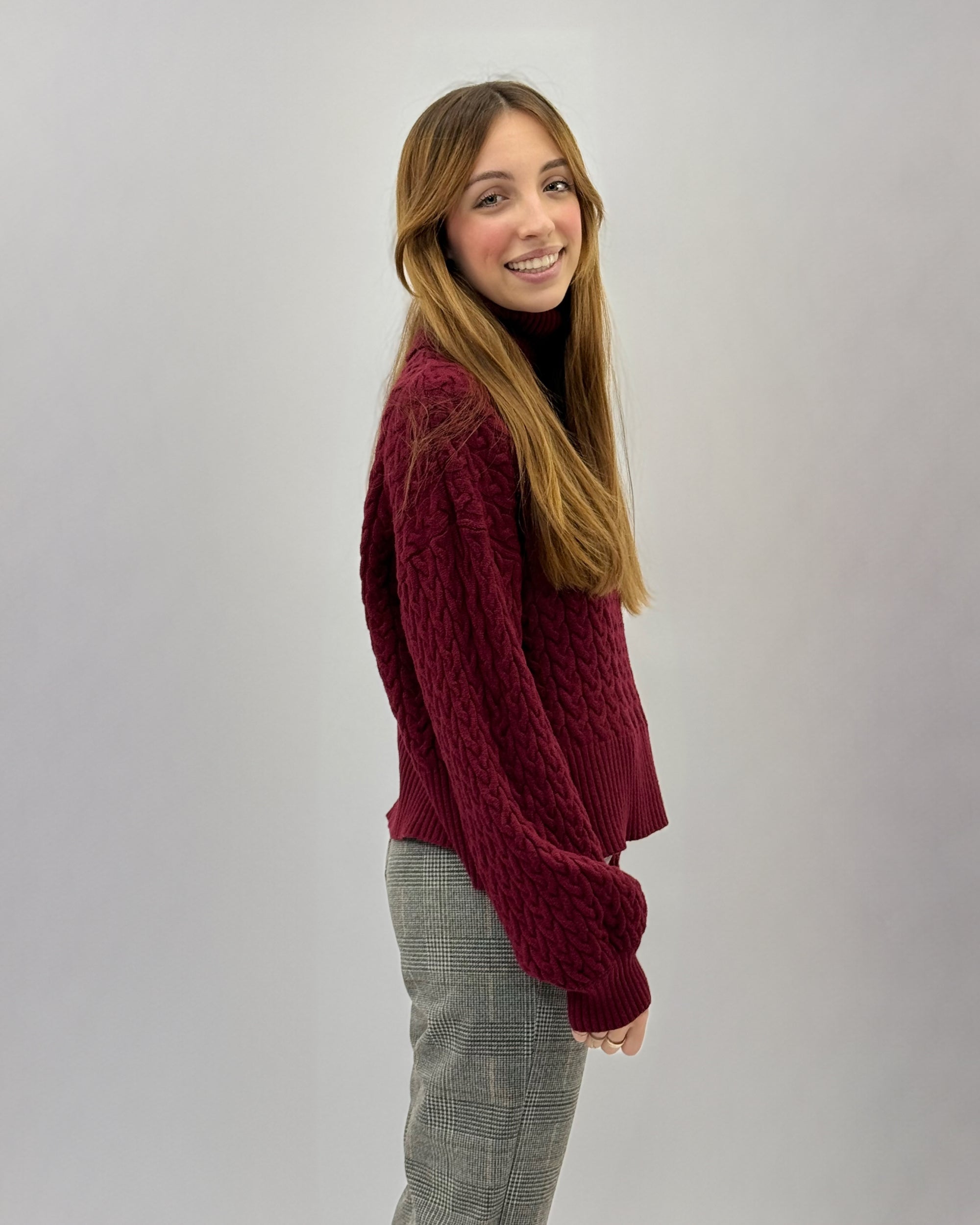 Maglione dolcevita con intrecci