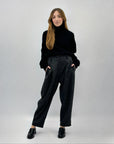 Pantaloni con pences stampa quadri carrot fit