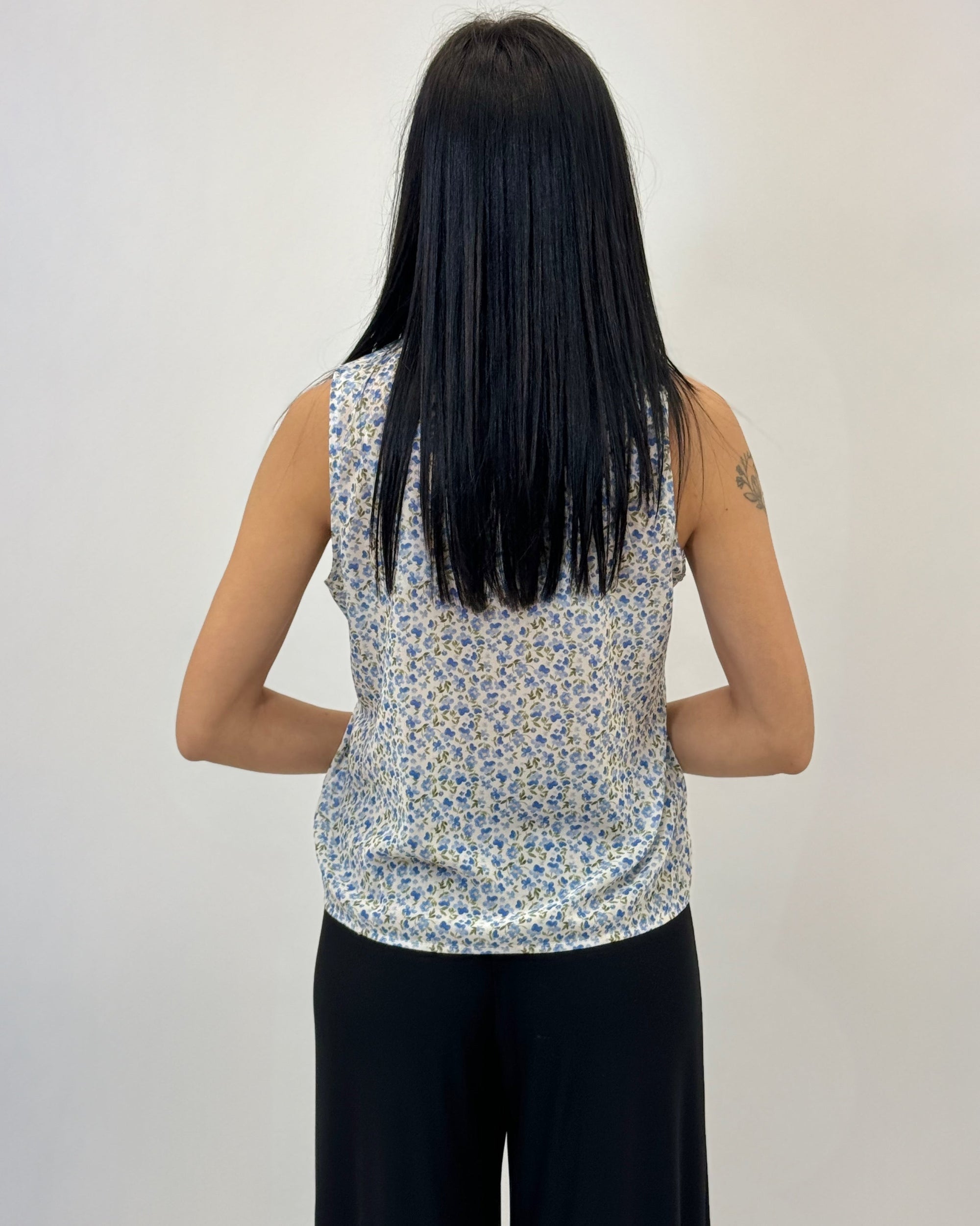 Blusa smanicata con rouches