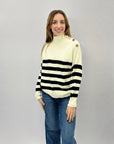 Maglione dolcevita a righe con bottoni laterali