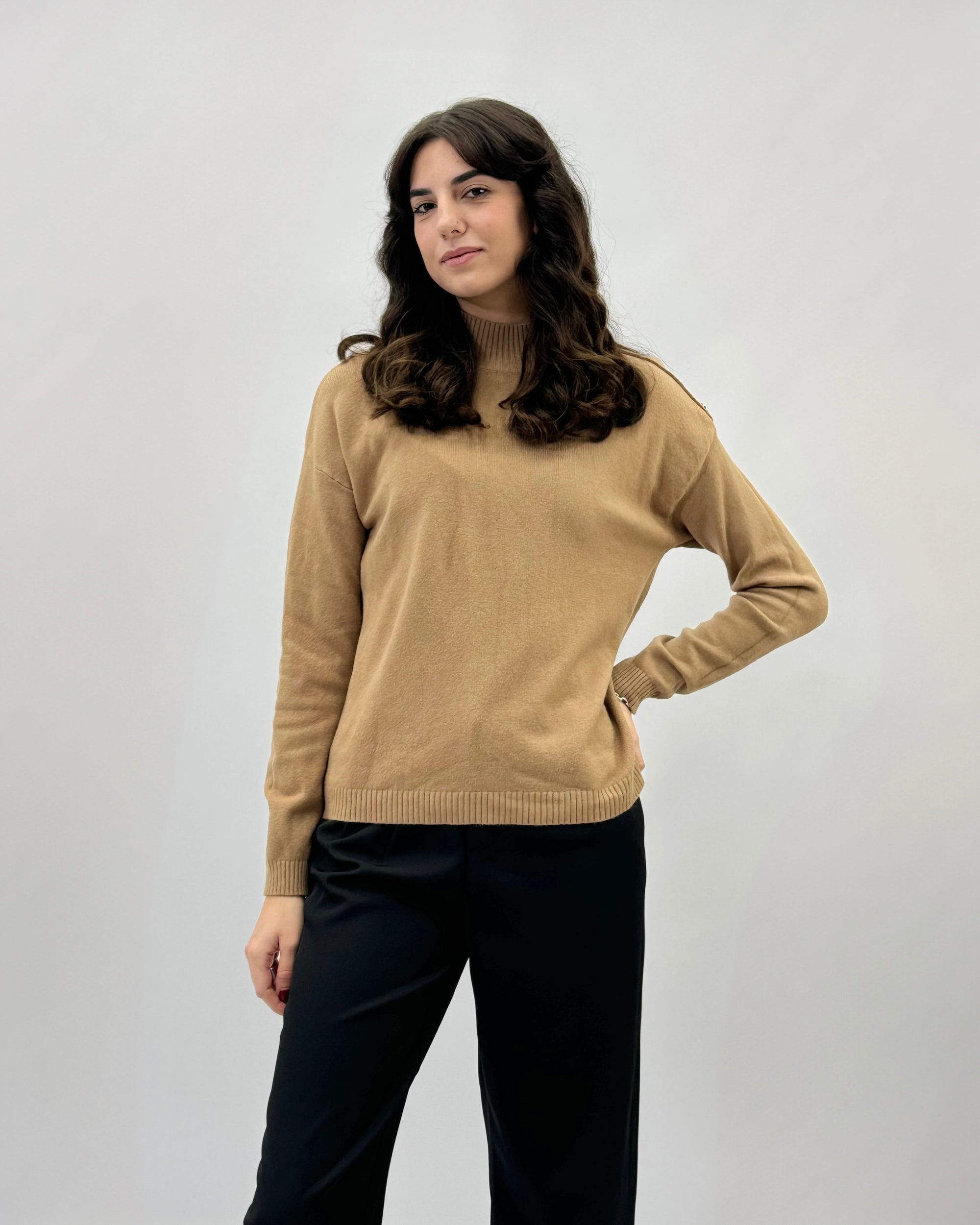 Pullover tinta unita con bottoni laterali