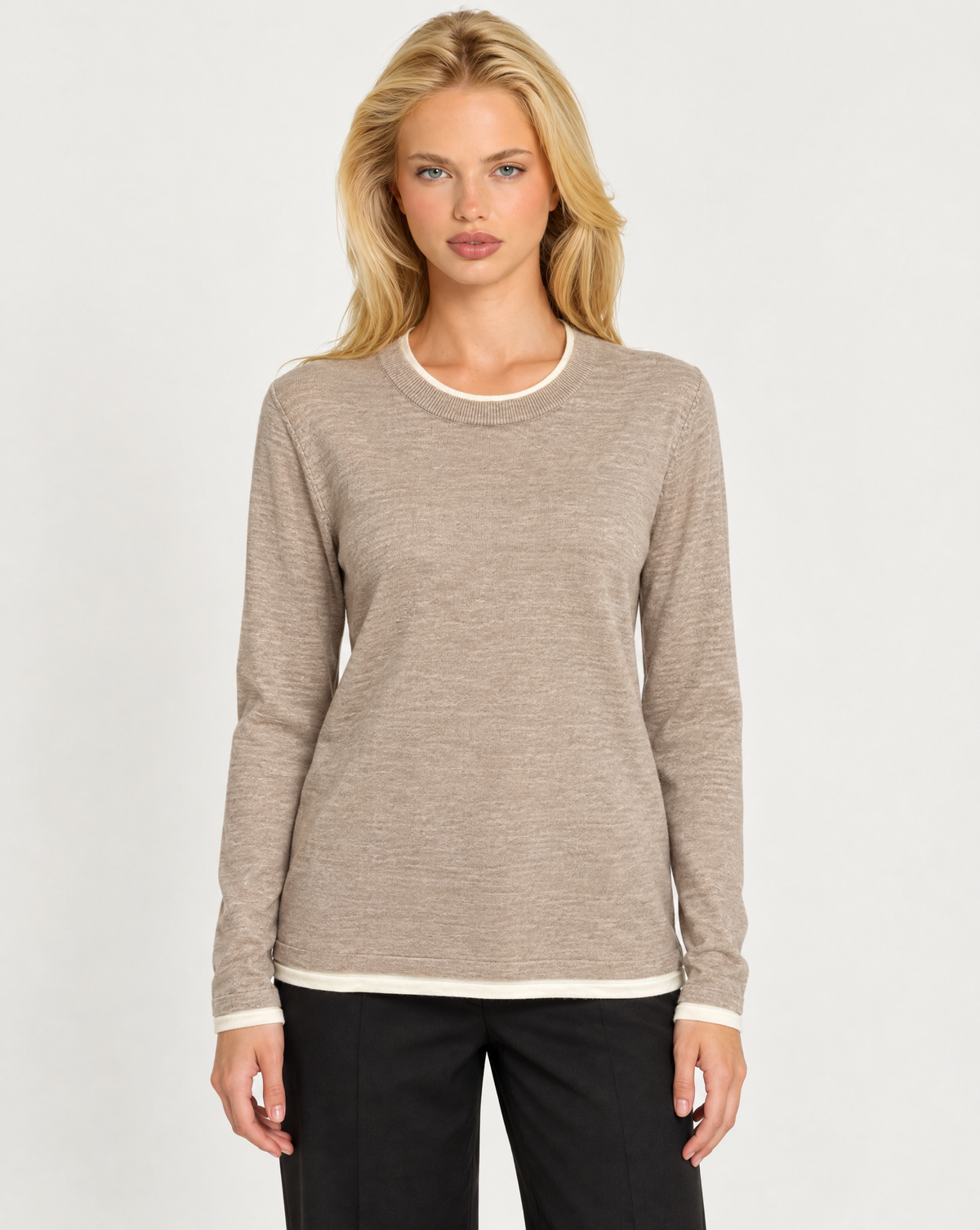 Maglia donna girocollo con bordi a contrasto Beige indossata da Polly 7, vista frontale