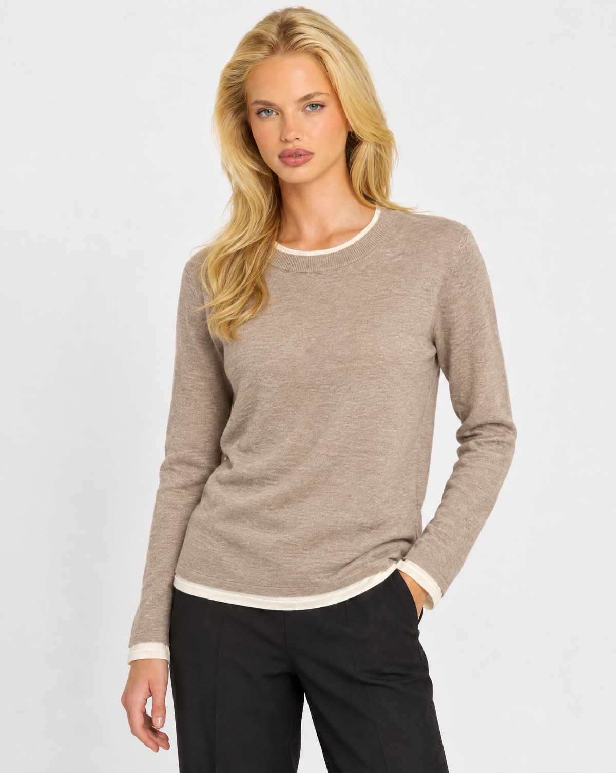 Maglia donna girocollo con bordi a contrasto Beige indossata da Polly 7, dettaglio parte superiore
