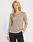Maglia donna girocollo con bordi a contrasto Beige indossata da Polly 7, dettaglio parte superiore
