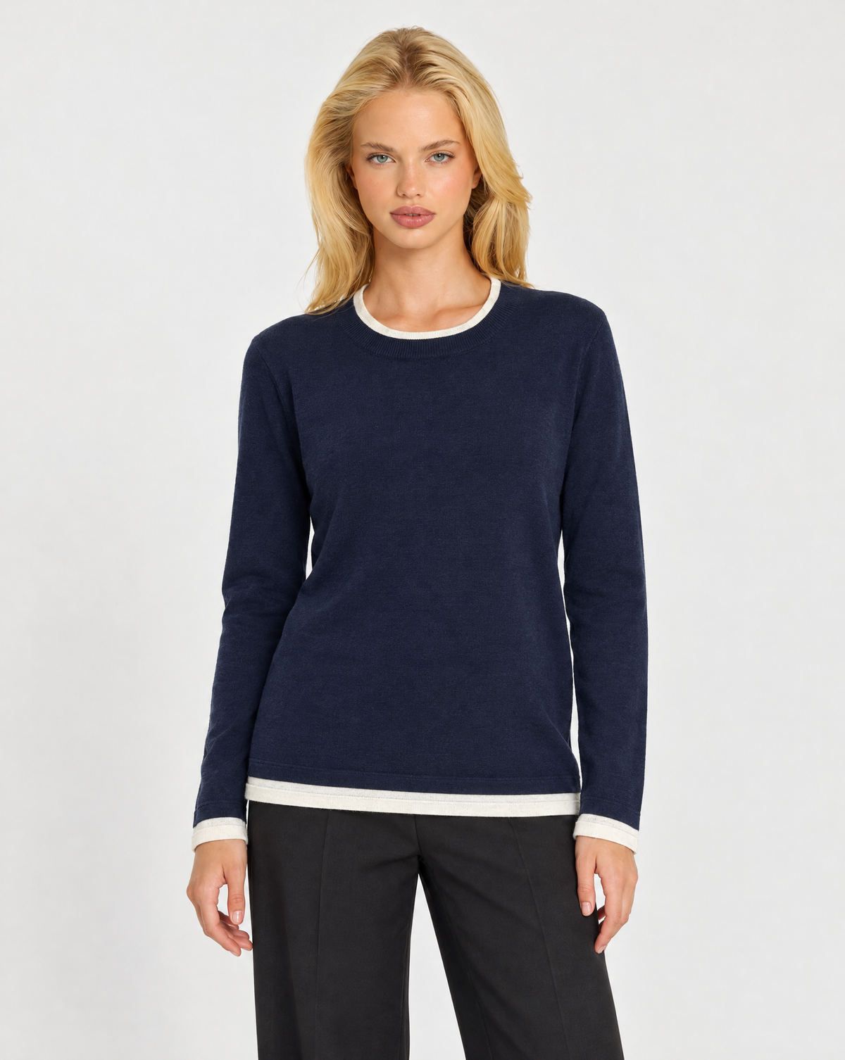Maglia donna girocollo con bordi a contrasto Blu scuro indossata da Polly 7, vista frontale