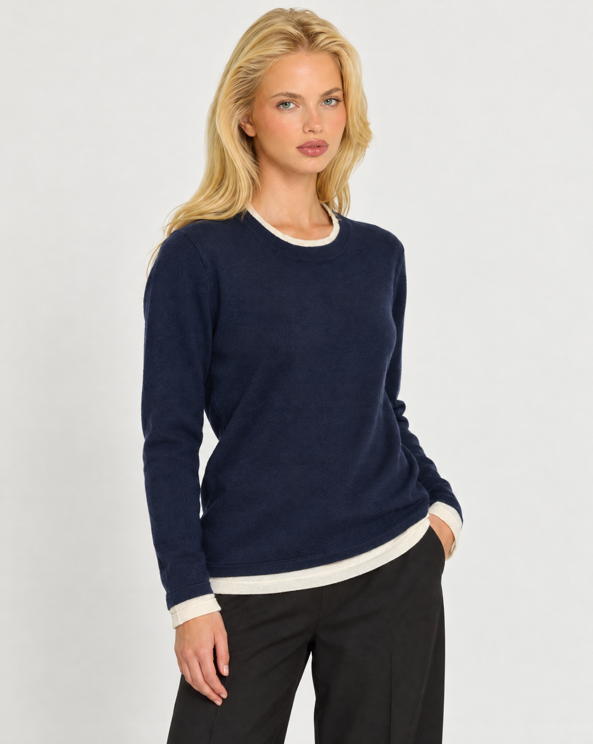 Maglia donna girocollo con bordi a contrasto Blu scuro indossata da Polly 7, dettaglio parte superiore