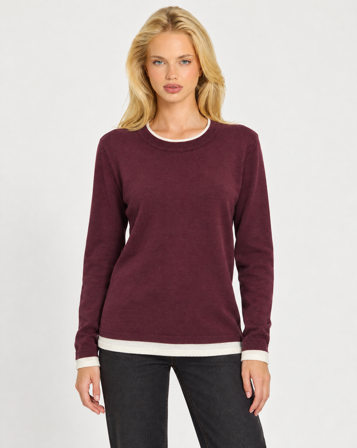 Maglia donna girocollo con bordi a contrasto Bordeaux indossata da Polly 7, vista frontale
