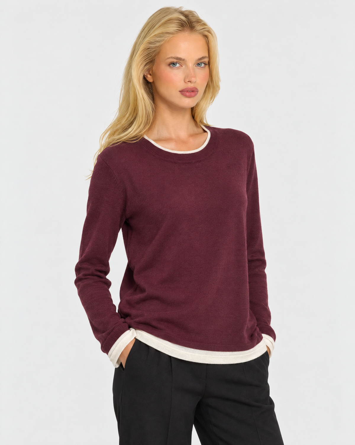 Maglia donna girocollo con bordi a contrasto Bordeaux indossata da Polly 7, dettaglio parte superiore