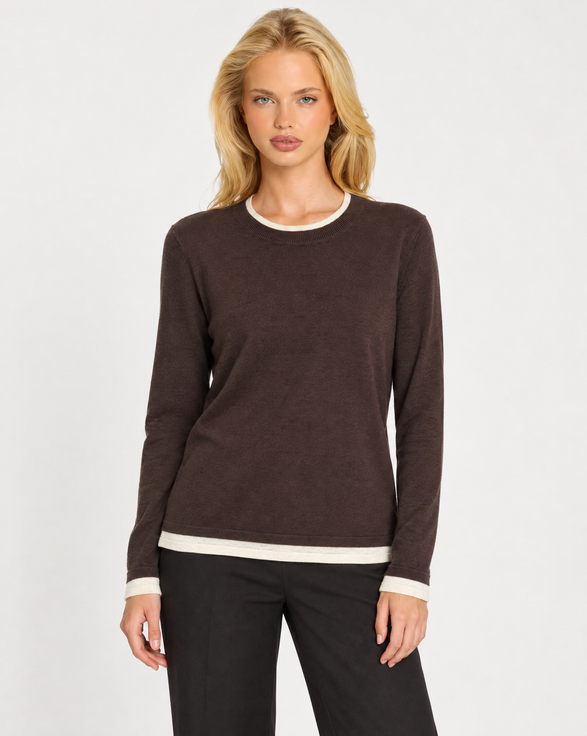 Maglia donna girocollo con bordi a contrasto Marrone indossata da Polly 7, vista frontale