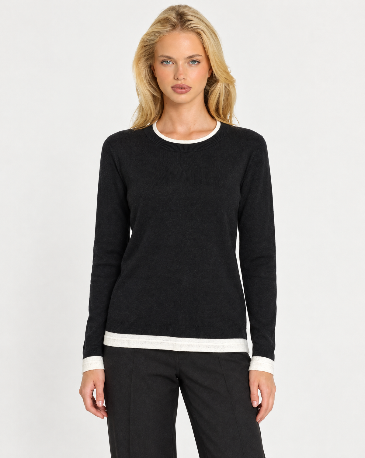 Maglia donna girocollo con bordi a contrasto Nero indossata da Polly 7, vista frontale