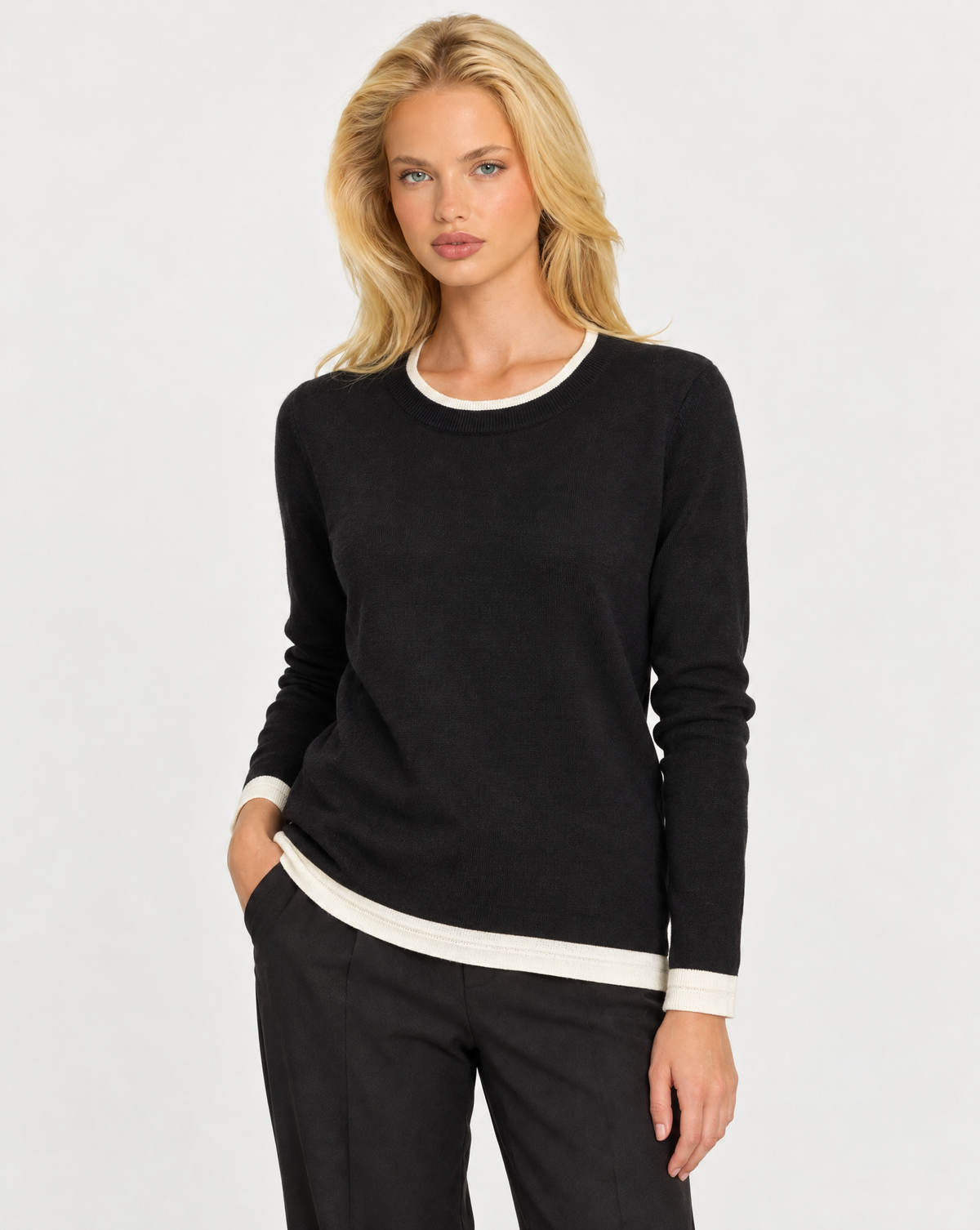 Maglia donna girocollo con bordi a contrasto Nero indossata da Polly 7, dettaglio parte superiore