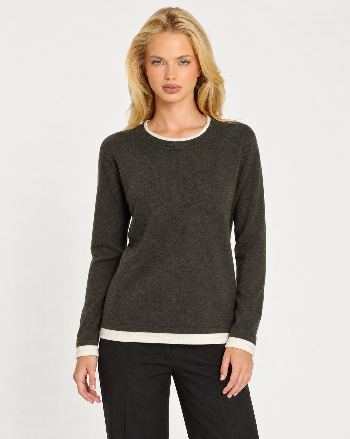 Maglia donna girocollo con bordi a contrasto Verde indossata da Polly 7, vista frontale