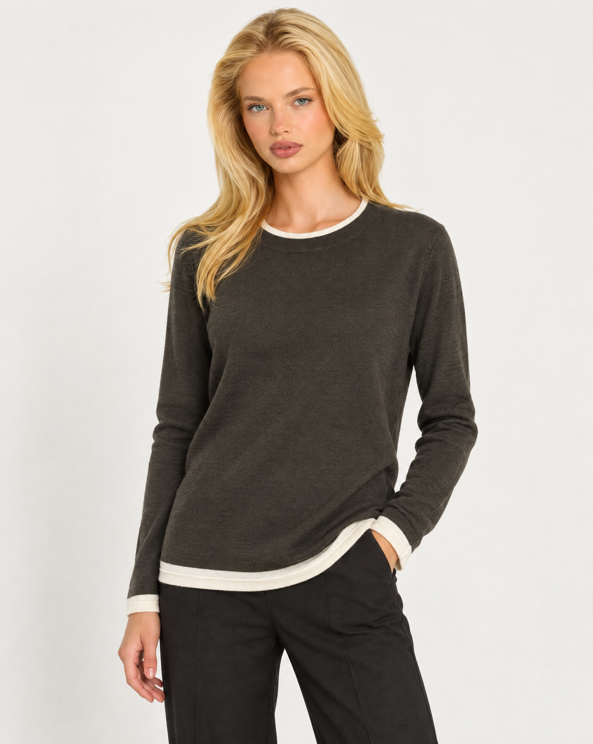 Maglia donna girocollo con bordi a contrasto Verde indossata da Polly 7, dettaglio parte superiore