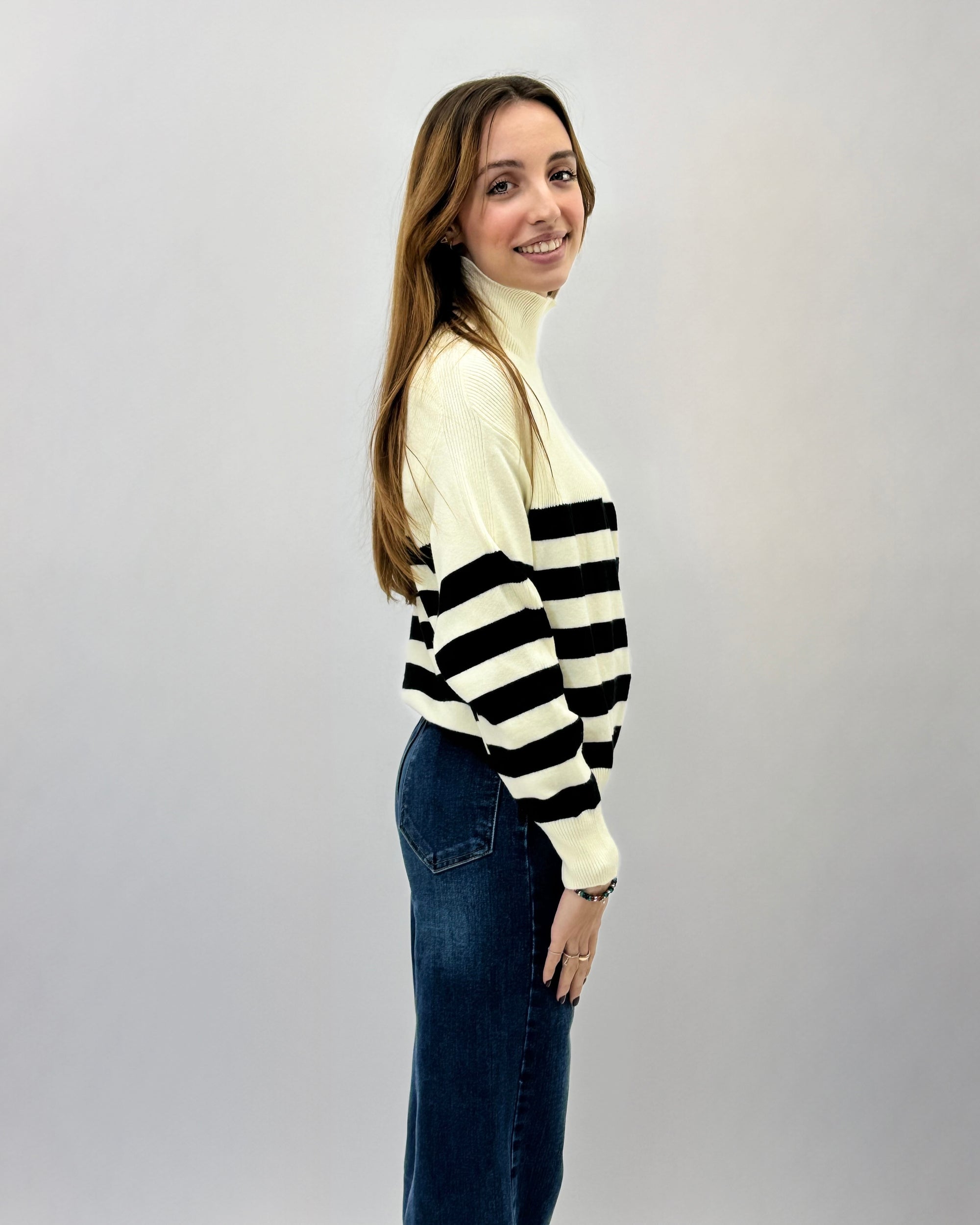 Maglione dolcevita a righe con bottoni laterali