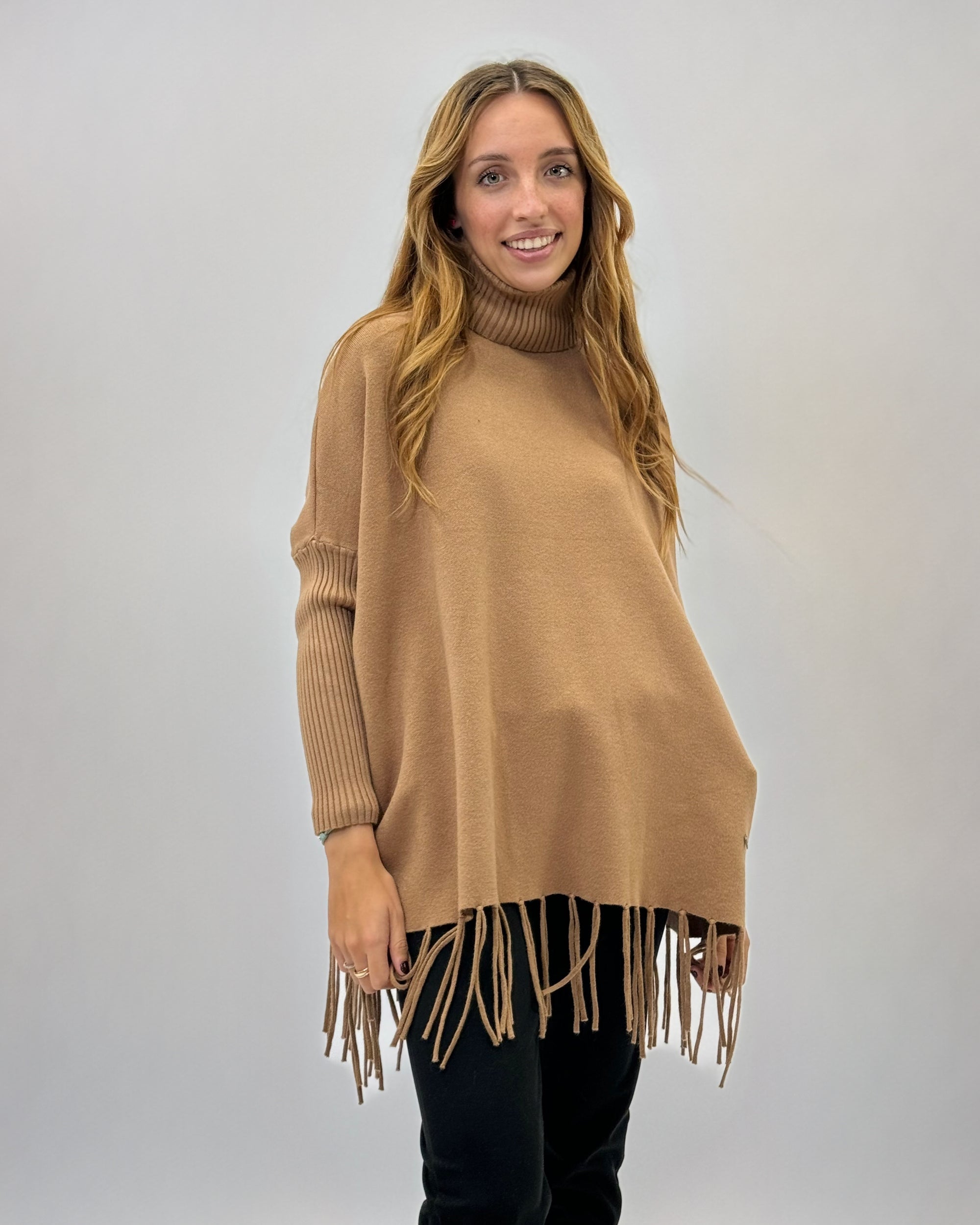 Pullover dolcevita con frange