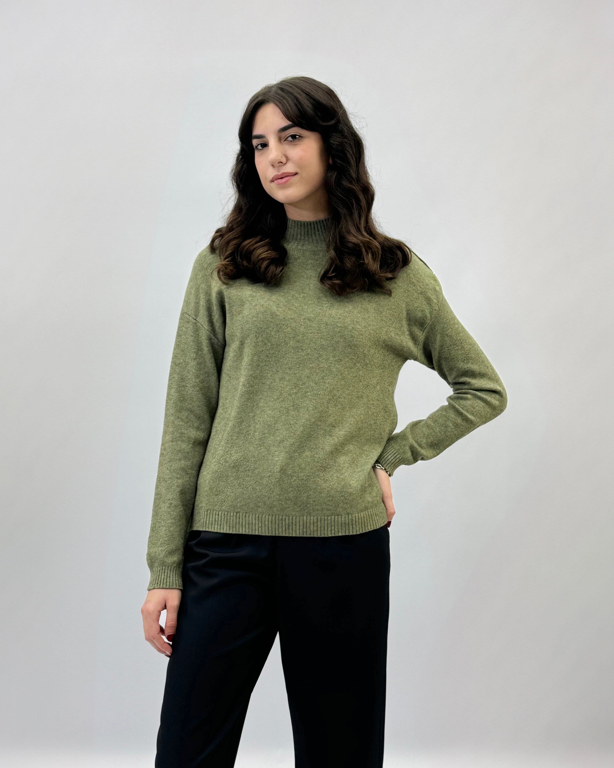 Pullover tinta unita con bottoni laterali