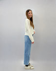 Jeans con bottoni e tasche