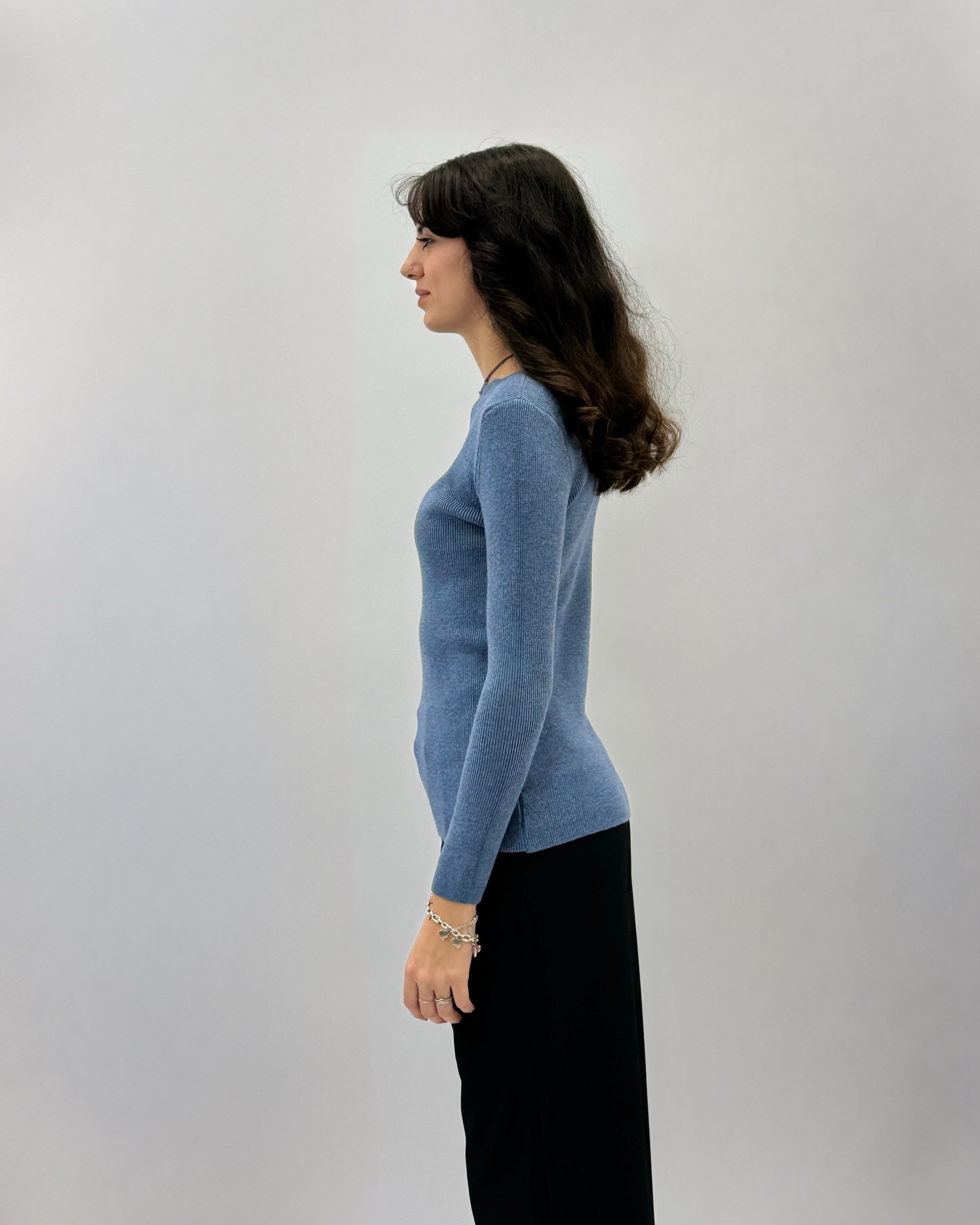 Maglia costine con scollo particolare