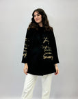 Cappotto in panno con chiusura bottone con scritta