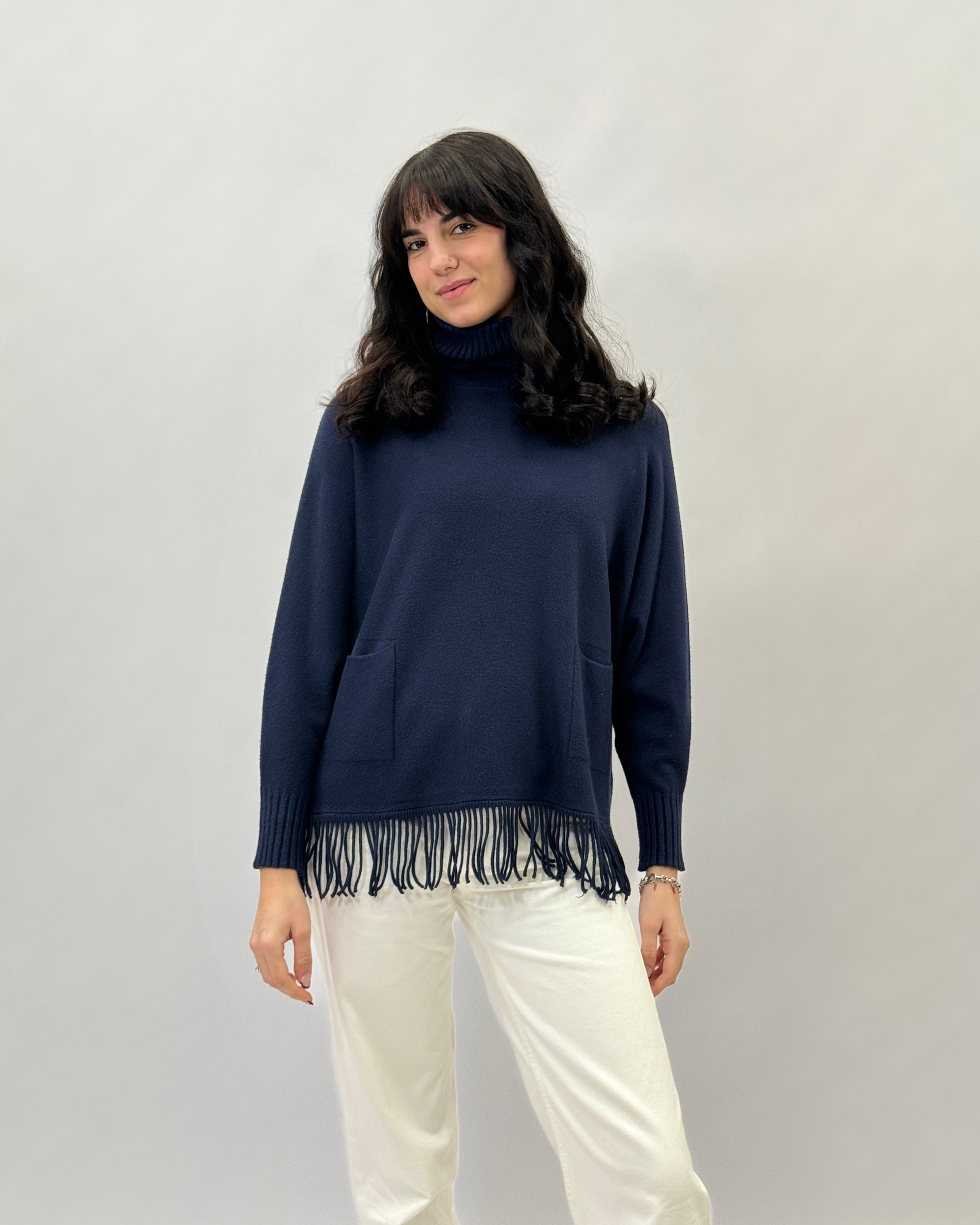 Maglione ampio dolcevita con frange