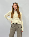 Maglione morbido con intrecci e rotture