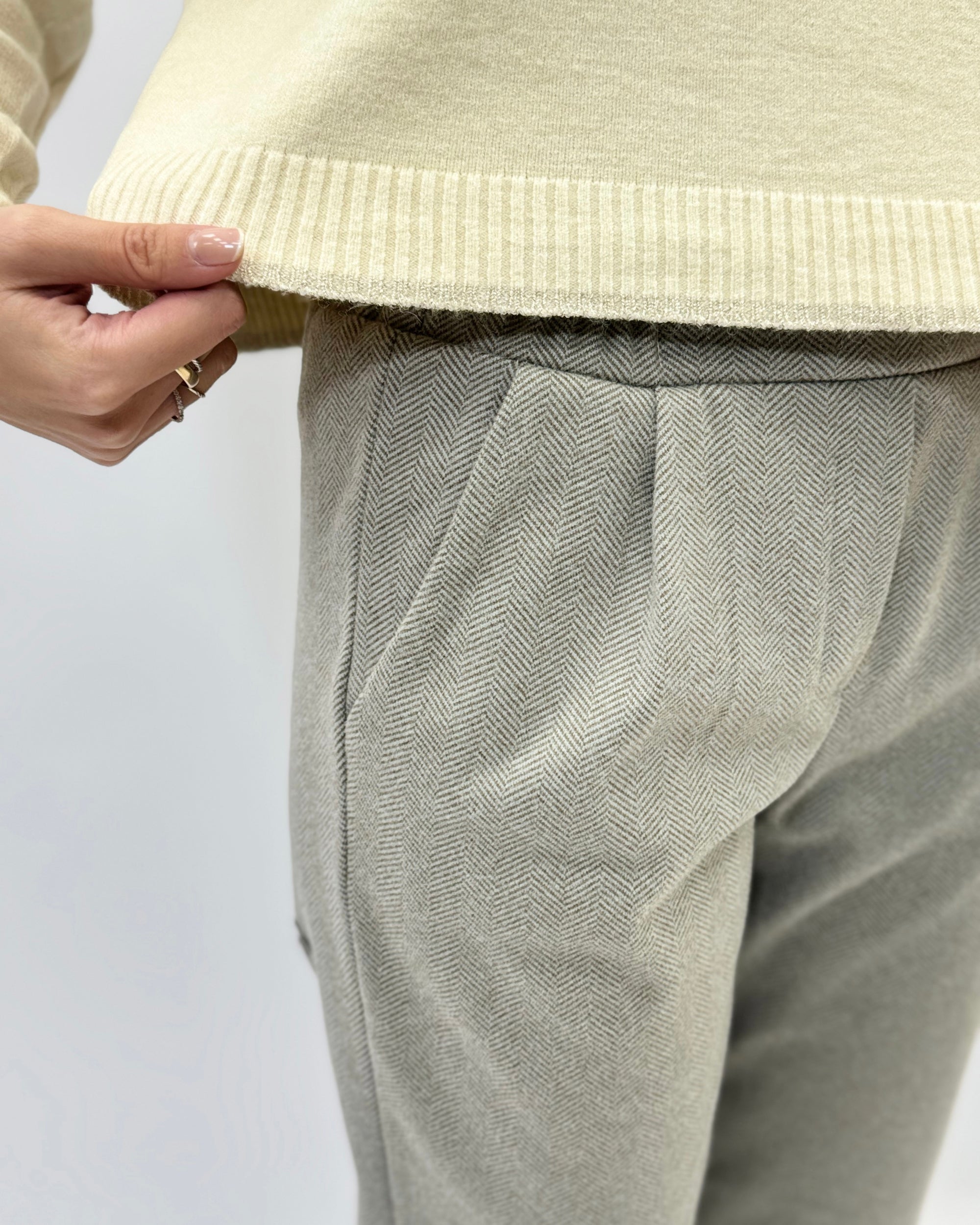 Pantaloni spigati con vita elasticizzata
