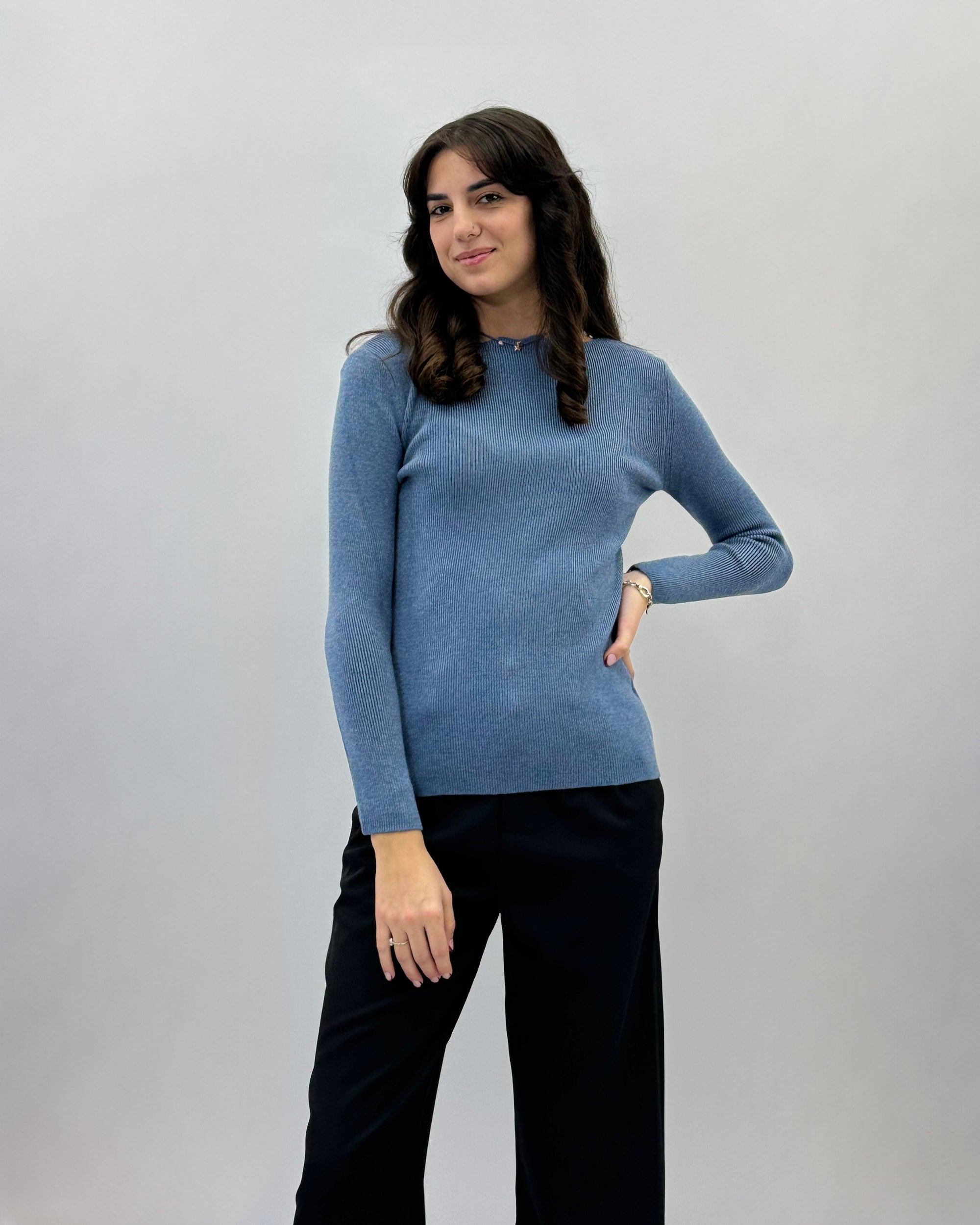 Maglia costine con scollo particolare