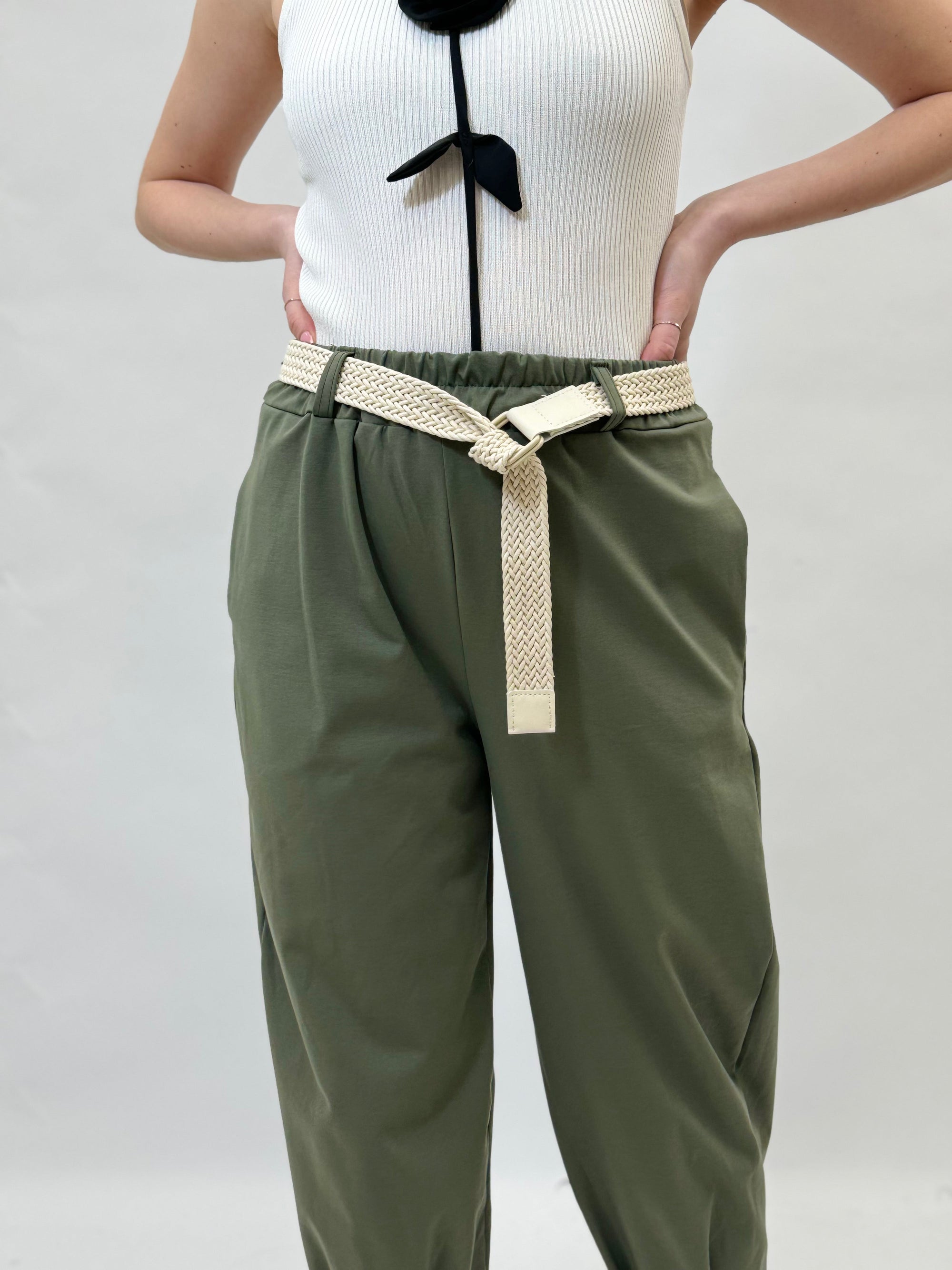 Pantaloni comodi con dettaglio cintura