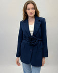 Blazer con dettaglio cintura e fiore