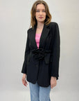 Blazer con dettaglio cintura e fiore