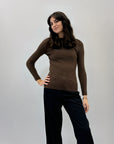 Maglia costine con scollo particolare