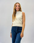 Maglia smanicata con dettaglio gioielli