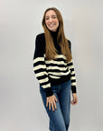 Maglione dolcevita a righe con bottoni laterali
