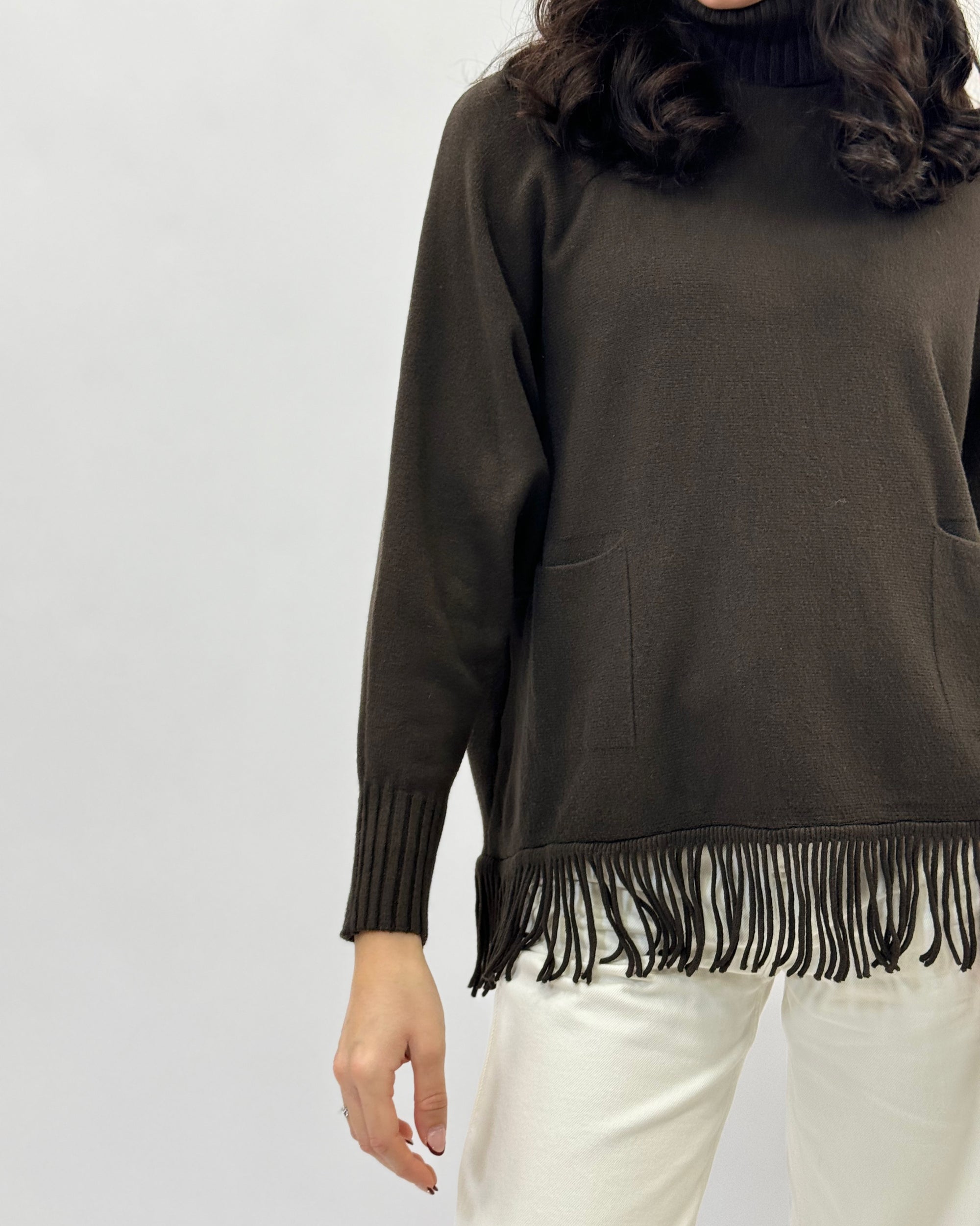 Maglione ampio dolcevita con frange