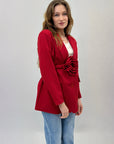 Blazer con dettaglio cintura e fiore
