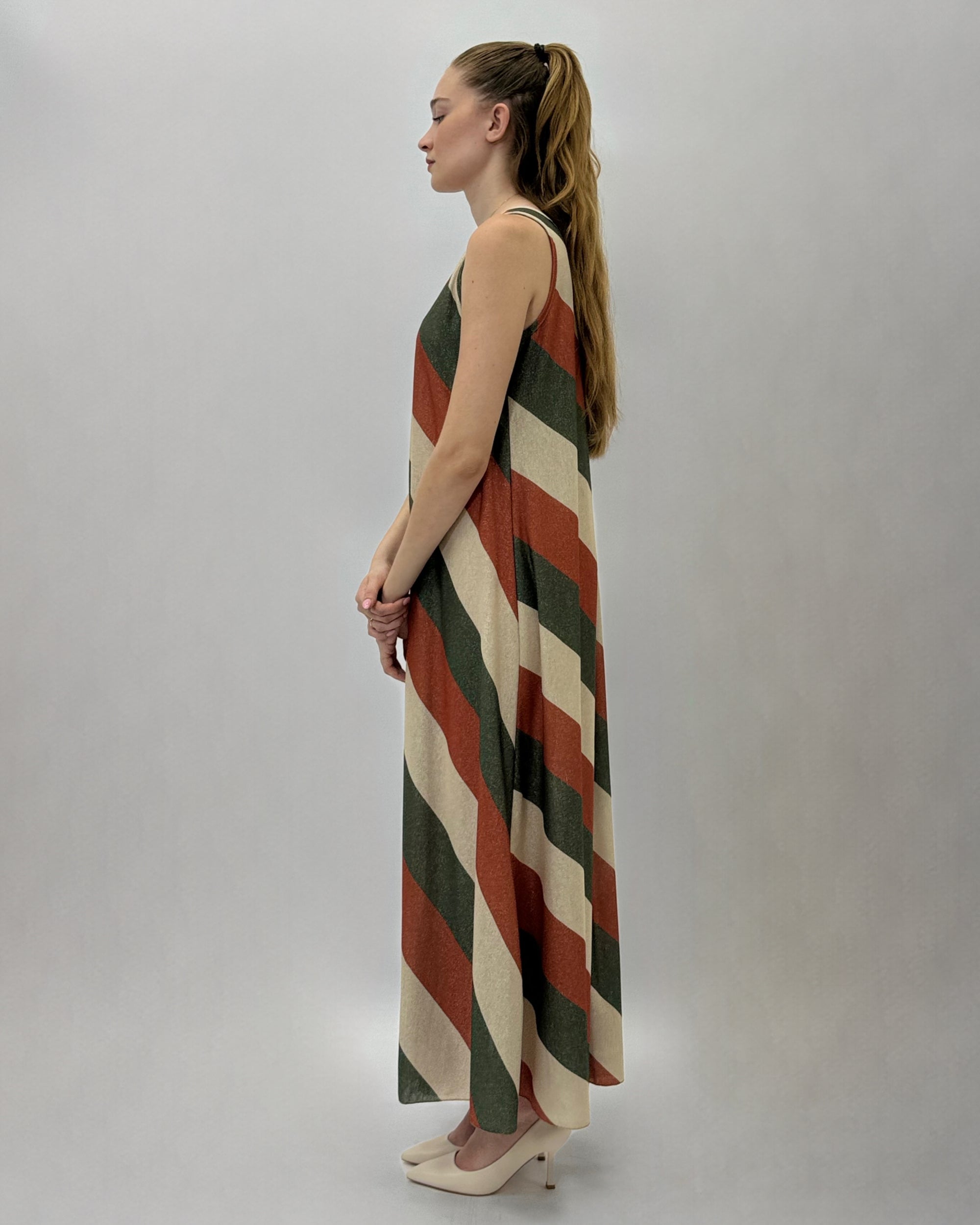 Abito lungo smanicato con effetto lurex