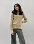 Pullover dolcevita ampio con gioielli