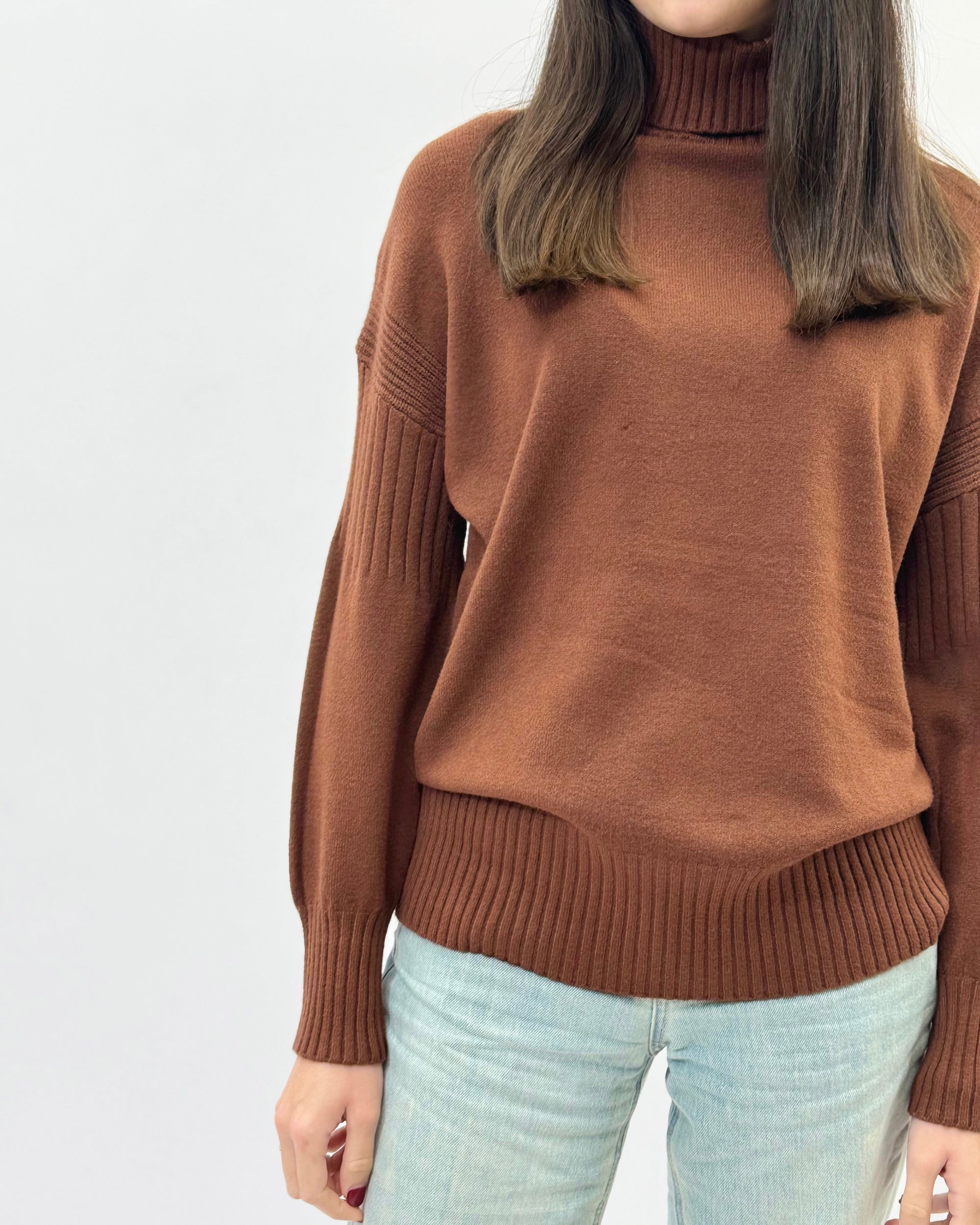Maglione dolcevita ampio con maniche palloncino