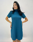 Abito in maglia a trecce con collo alto