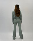 Completo maglia e pantaloni con intrecci
