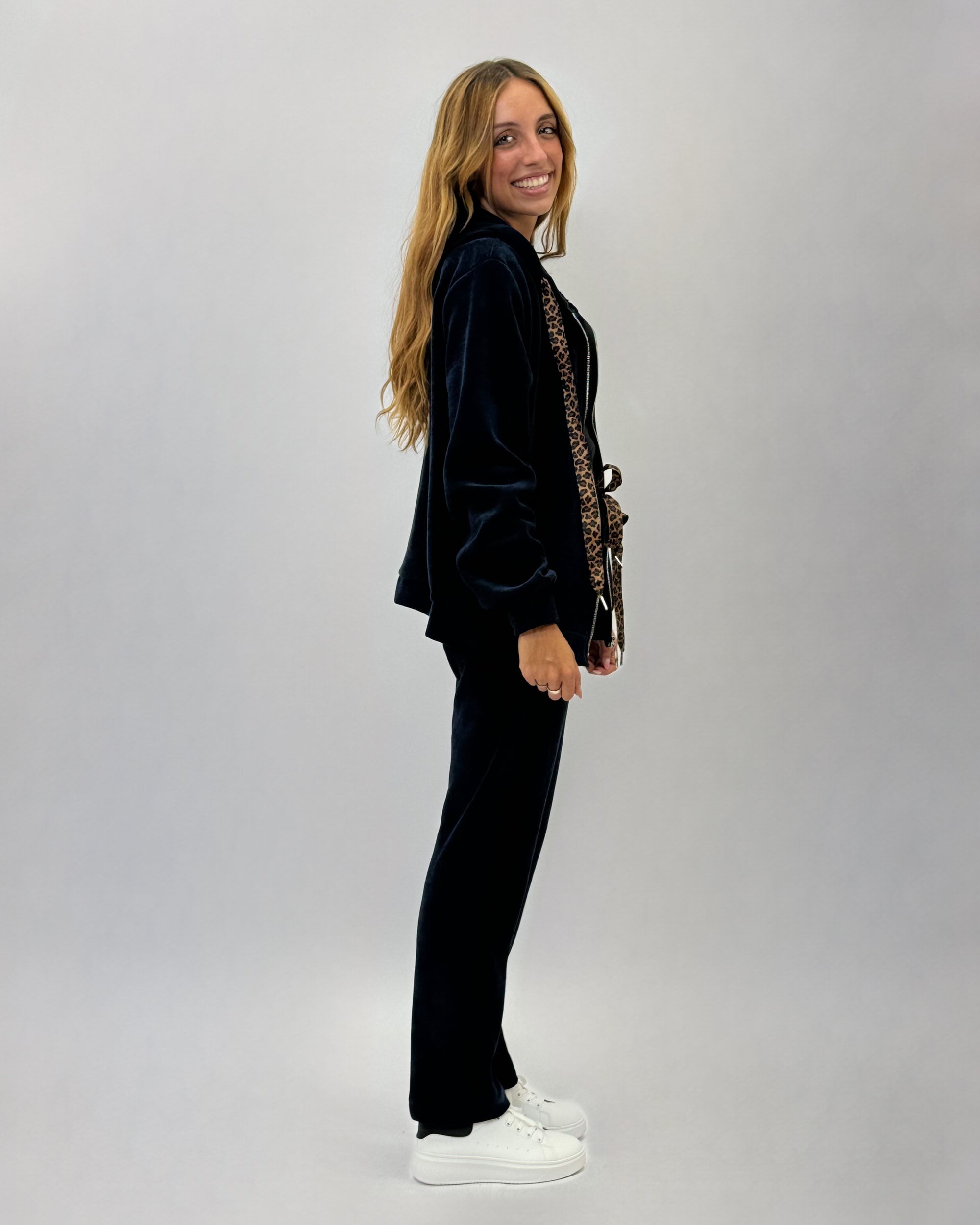 Tuta in velluto con dettagli animalier – Comoda e alla moda