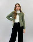 Pullover con chiusura a spilla con perla