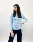 Maglia con scollo e fiocco laterale