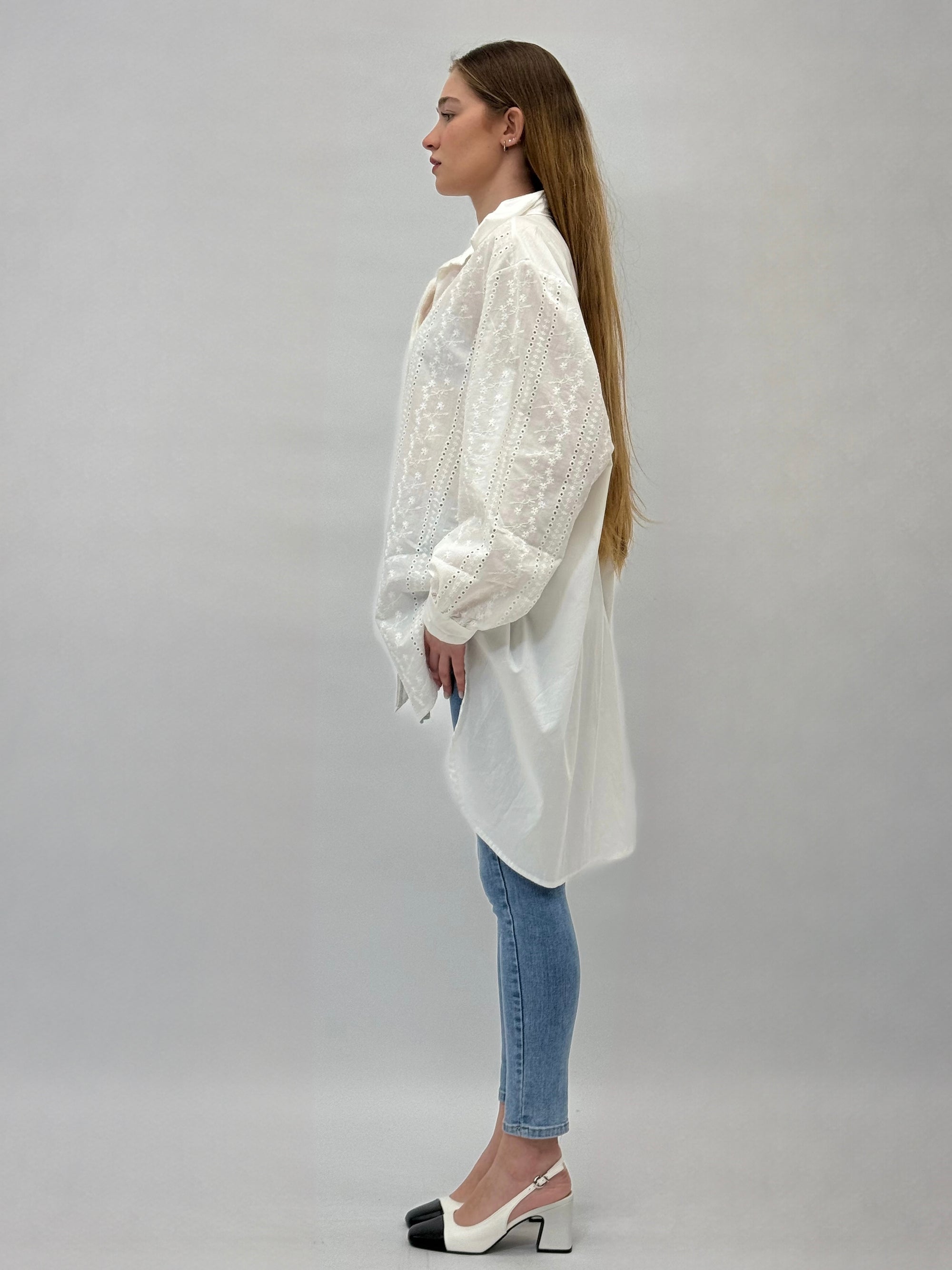 Camicia comoda in pizzo sangallo dettaglio righe