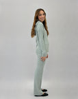 Completo maglia e pantaloni con intrecci