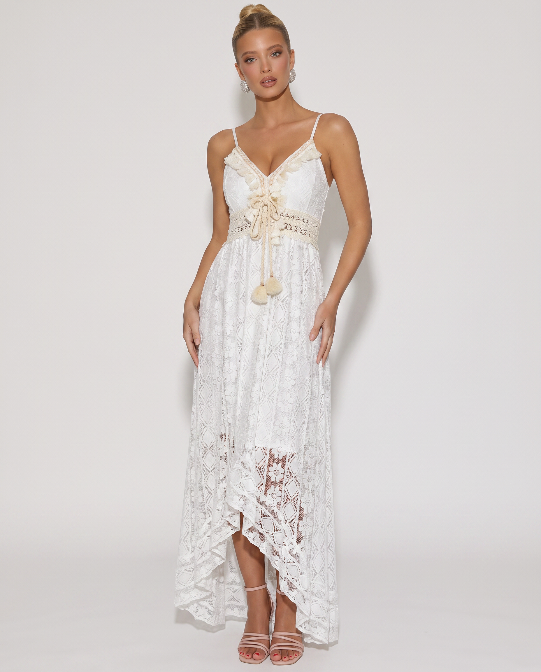 Abito con spalline in pizzo sangallo asimmetrico