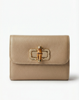 Pochette elegante in vera pelle con chiusura decorativa