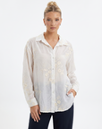 Camicia con Ricami Floreali e Colletto Classico